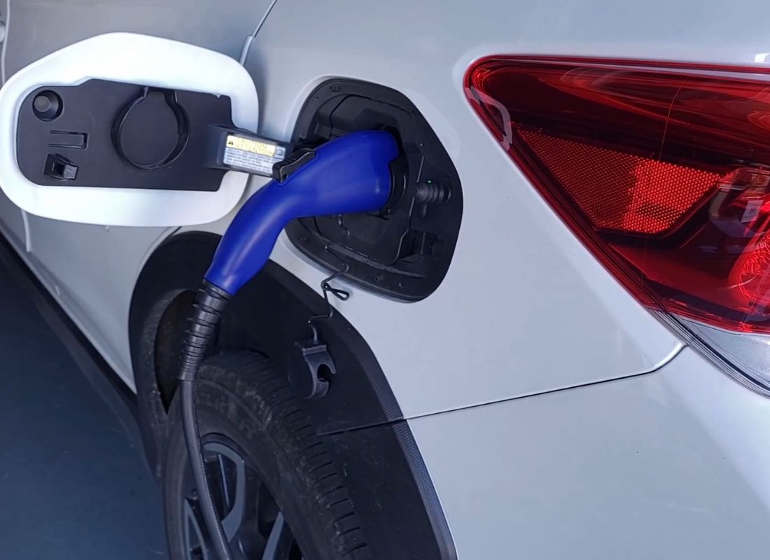 prikaz automobila koji se puni na električni punjač