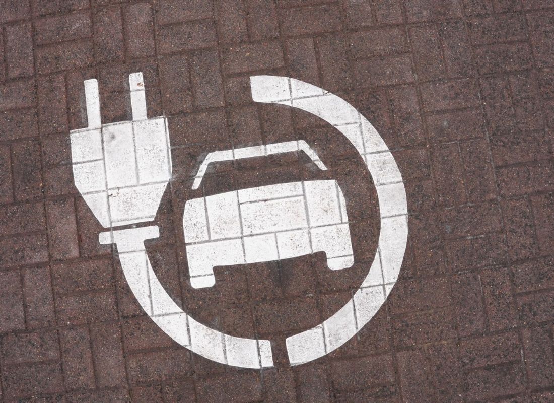 naslikan električni automobil i električni punjač