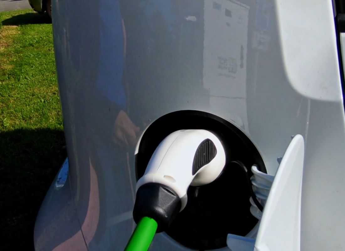 prikaz električnog punjača u automobilu