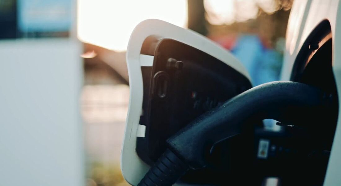 prikaz električnog automobila koji se puni