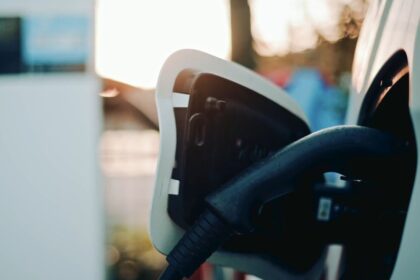 prikaz električnog automobila koji se puni