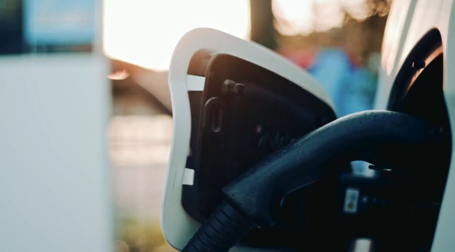 prikaz električnog automobila koji se puni