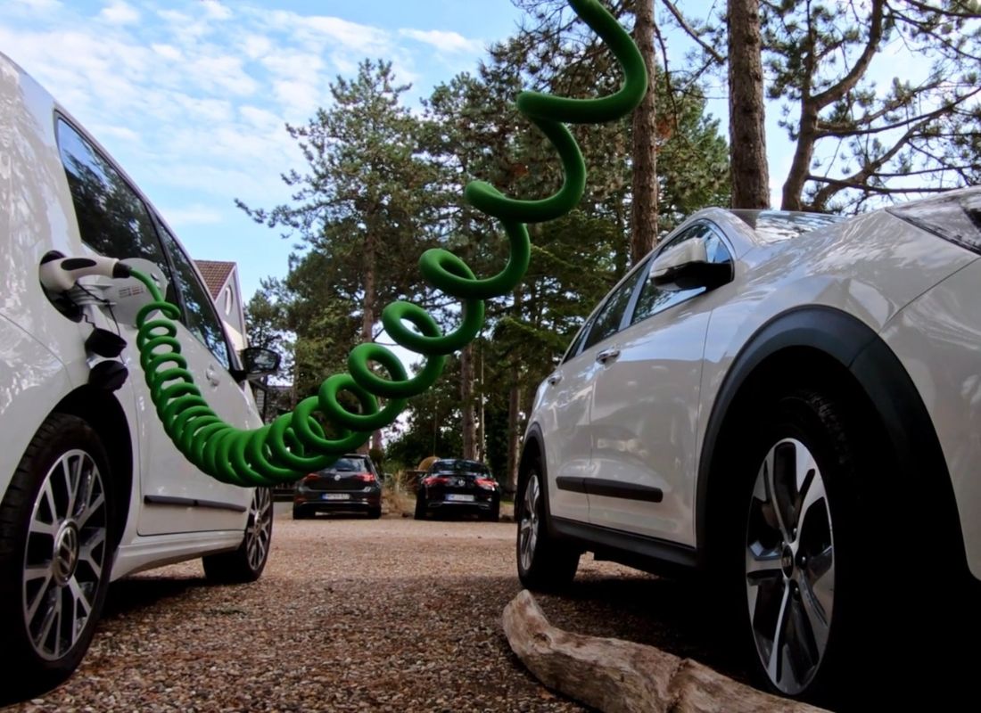 prikaz automobila koji se puni na javnom električnom punjaču