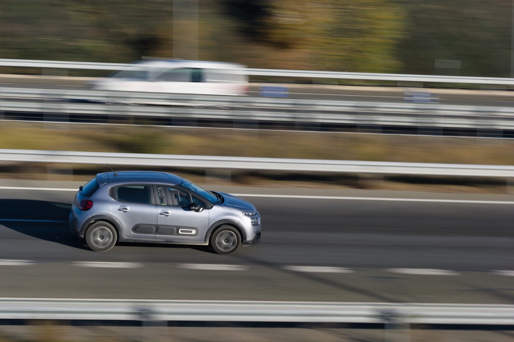 Automobil u vožnji na autoputu