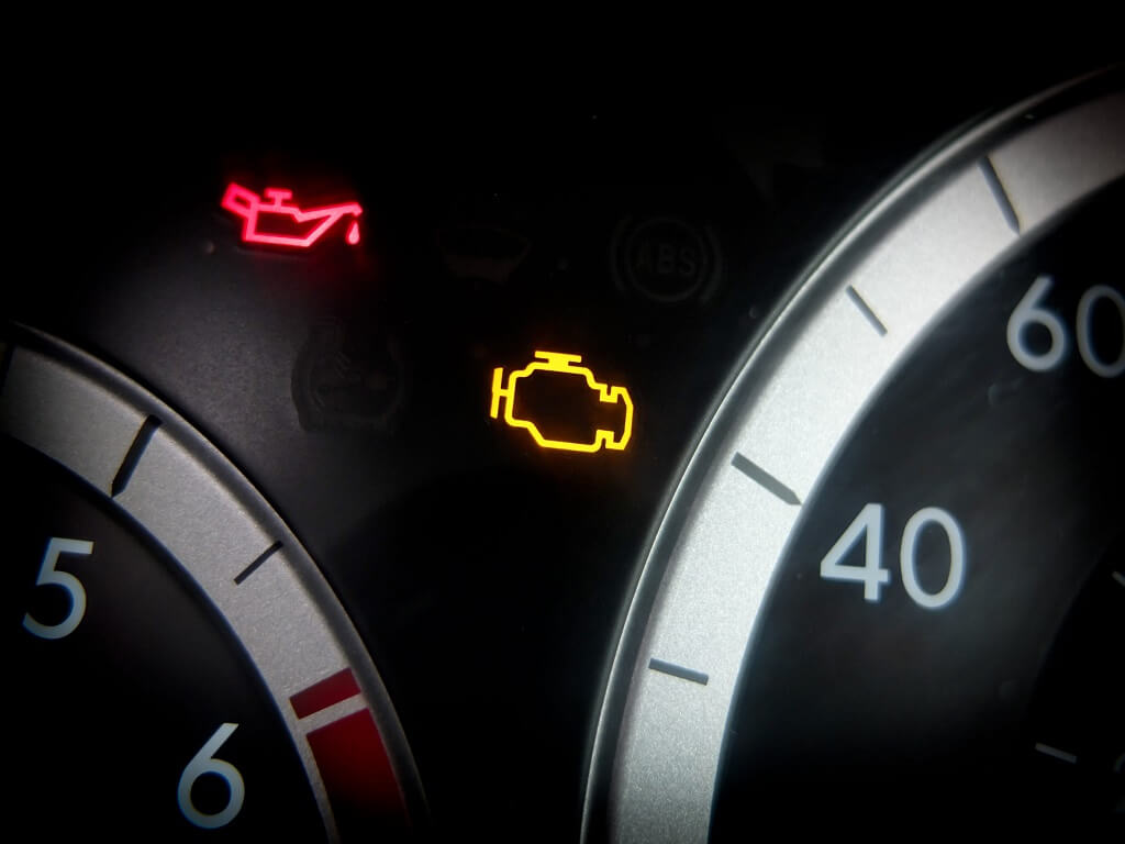 Check engine i lampica za ulje na instrument tabli